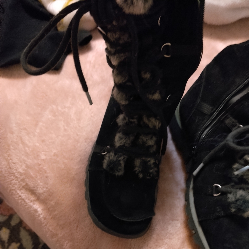 Woman's Sketchers Boots